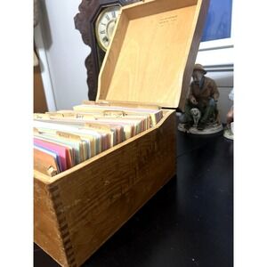 Vintage Wooden Wayne Novelty 1976 Recipe Box w/Handwritten Laminated Recipes